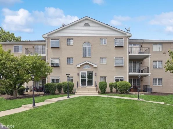 1258 Chalet Rd APT 304, Naperville, IL 60563