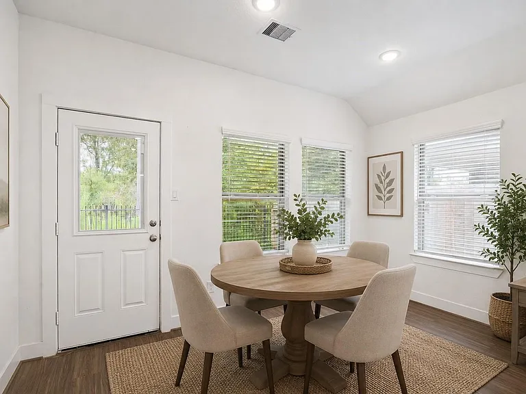 1600 Portia Ln — Photo 7