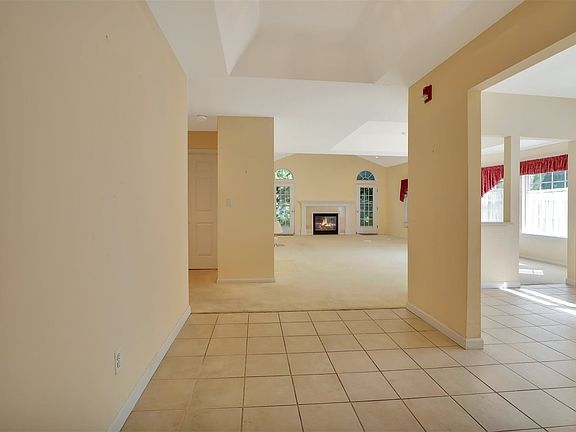 5th image of 472 Hampton Ct #472