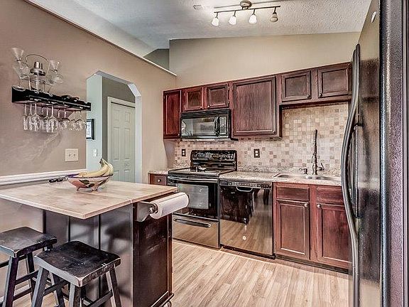 5th image of 74 Hearthstone Ct