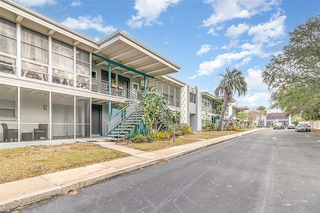 2 bed, 1.0 bath, 710 sqft, $2,300 — Photo 2