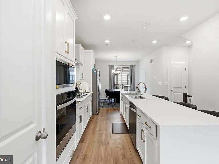 153 Locke St — Photo 16