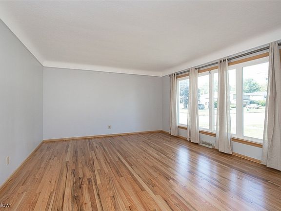 3rd image of 1353 Bonnie Ln