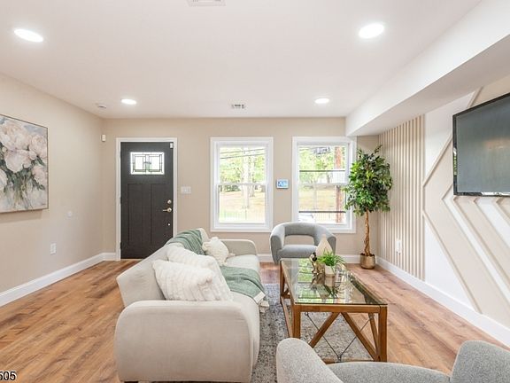 3rd image of 624 Lyons Ave