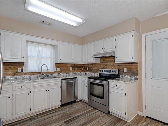 4th image of 323 Lee Road 979