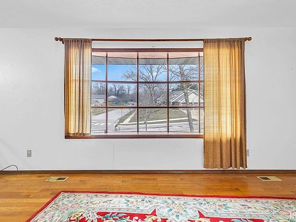 5th image of 2112 E Arden Dr