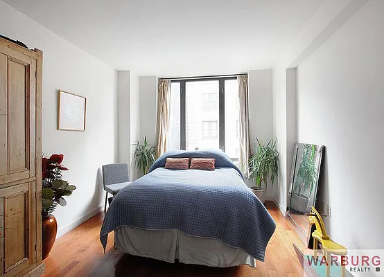 Sold by Warburg | media 4