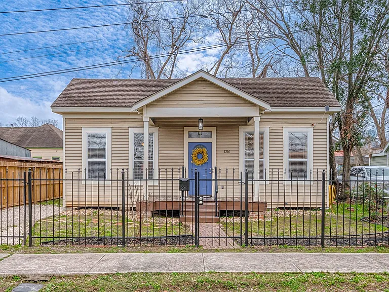 1216 Campbell St — Photo 1