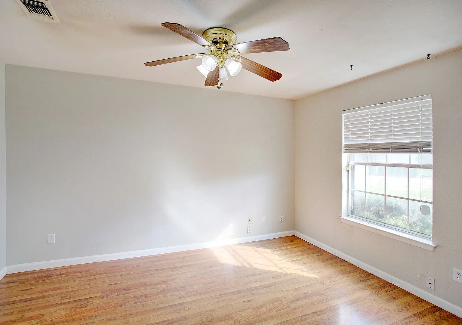 Spacious 3 Bedroom, 2 Bath Home in Fort Worth's Wedgwood Addition — Photo 3