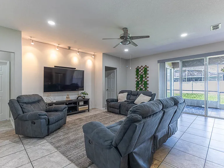 1725 Soaring Heights Cir — Photo 5