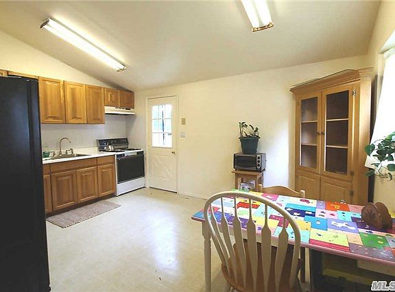 4th image of 19 E Lakeland St