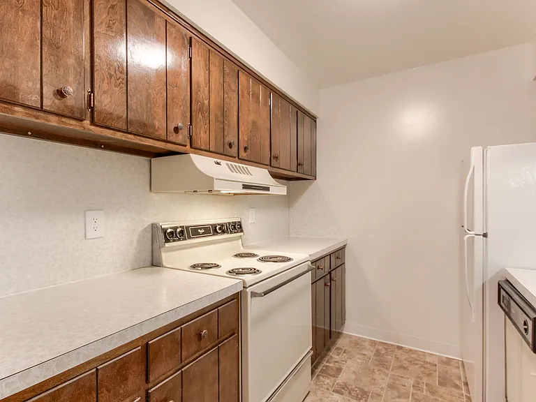 Lincoln Apartments — Photo 12