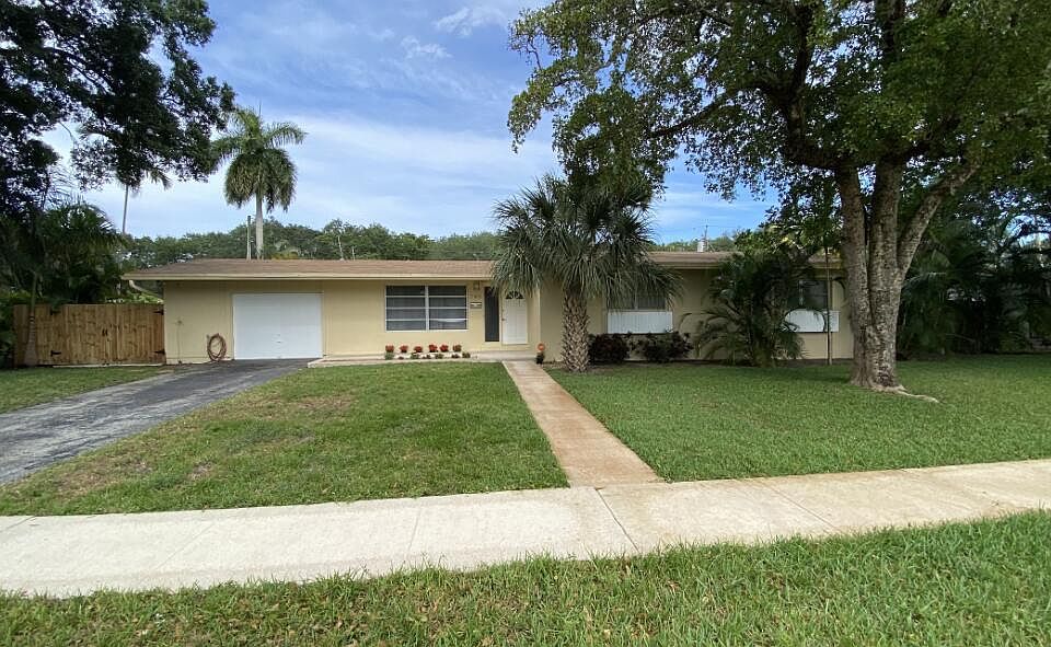 1st image of 740 Sandlewood Ln