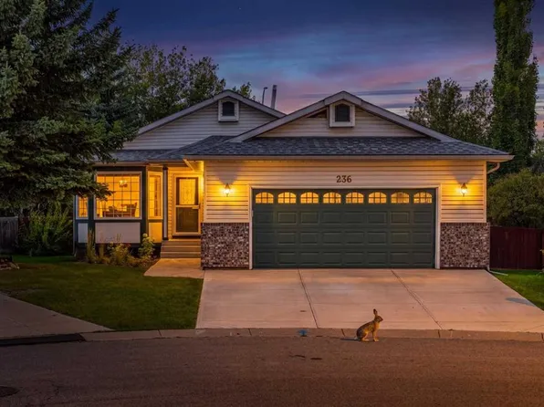 236 E Edgebrook Gdns NW, Calgary, AB T3A 4Z9