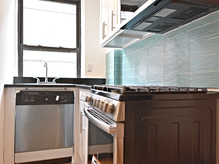 332 E 4th St #32 — Photo 1