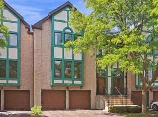 905 W Essex Pl, Arlington Heights, IL 60004