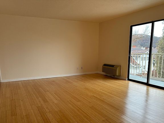 2nd image of 2106 Kanawha Blvd E APT 418