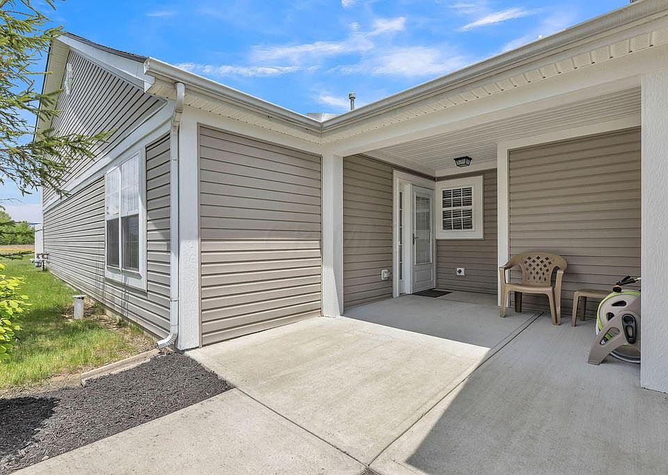 1st image of 40 Ellington Commons Ln