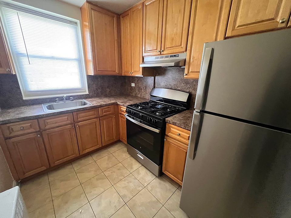 2nd image of 87-01 Midland Pkwy #4P