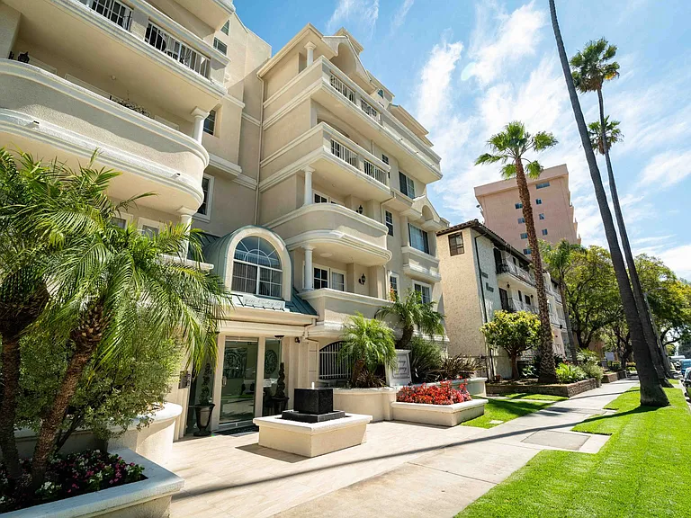 114 North Doheny Drive — Photo 1