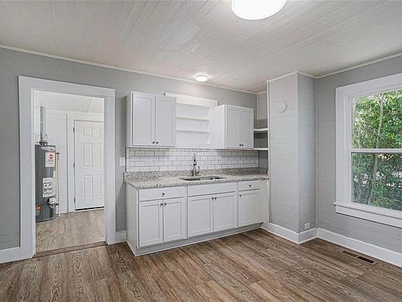 4th image of 930 W Broad St