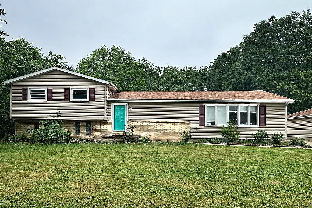 563 Hughes Dr photo 1