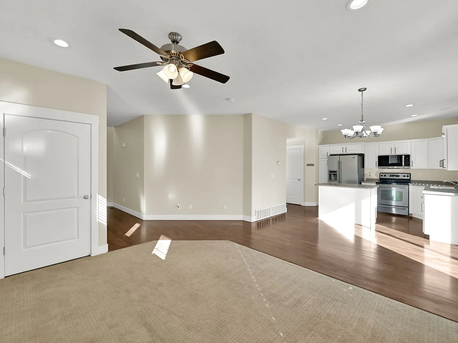 3 bed, 2.5 bath, 2355 sqft, $2,400 — Photo 3