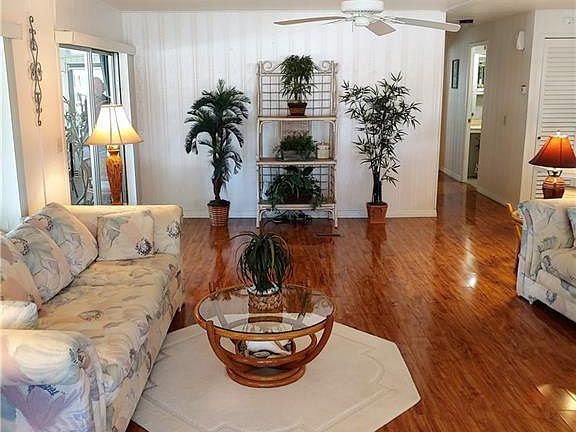 5th image of 972 Laurel Cir