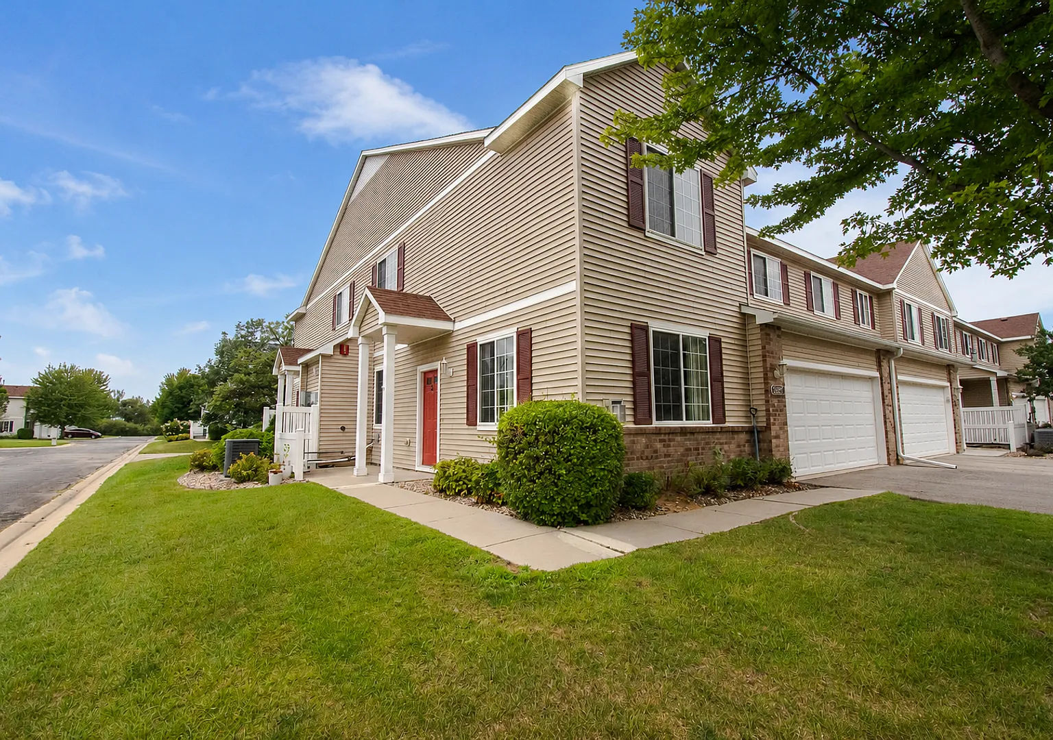 Rare 3 bedroom end unit Boulder Ridge townhome! — Photo 1