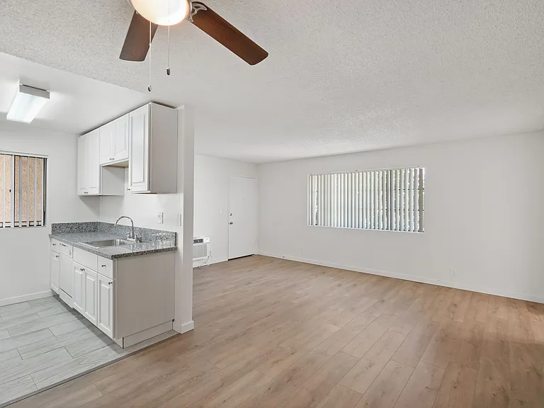 12603 Oxnard St #6 — Photo 13