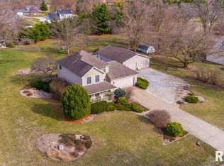 212 Falcon Dr, Green Valley, IL