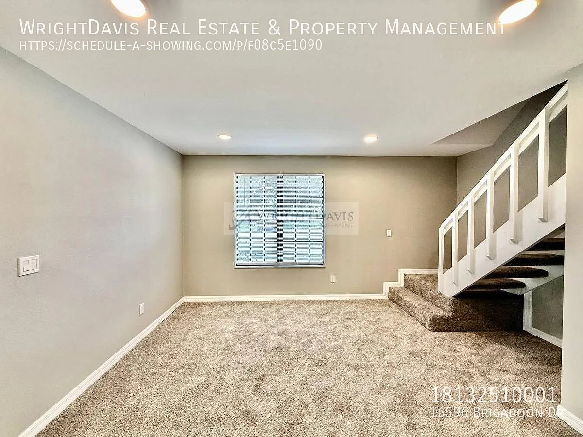 Newly Renovated 2/2.5 Townhouse with Lake Views — Photo 4