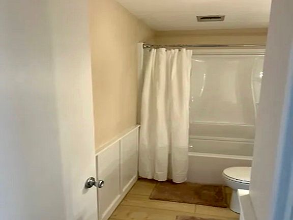 5th image of 297 Ashland Ave APT 16