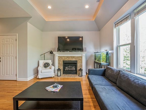 3rd image of 837 W Lawrence Ave #3