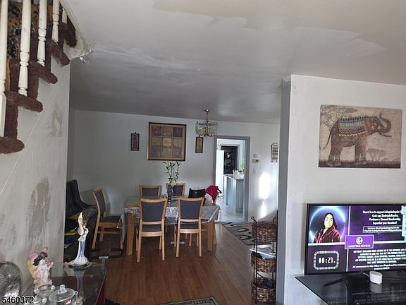 4th image of 630 Valley St