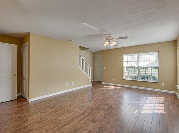 5th image of 909 Seven Oaks Blvd