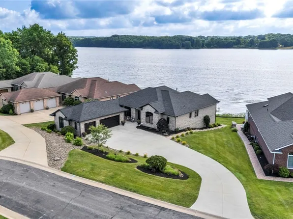 1004 Waters Edge Dr, Columbiana, OH 44408