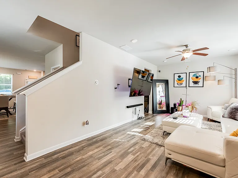 1313 Sweetbriar Cir — Photo 6