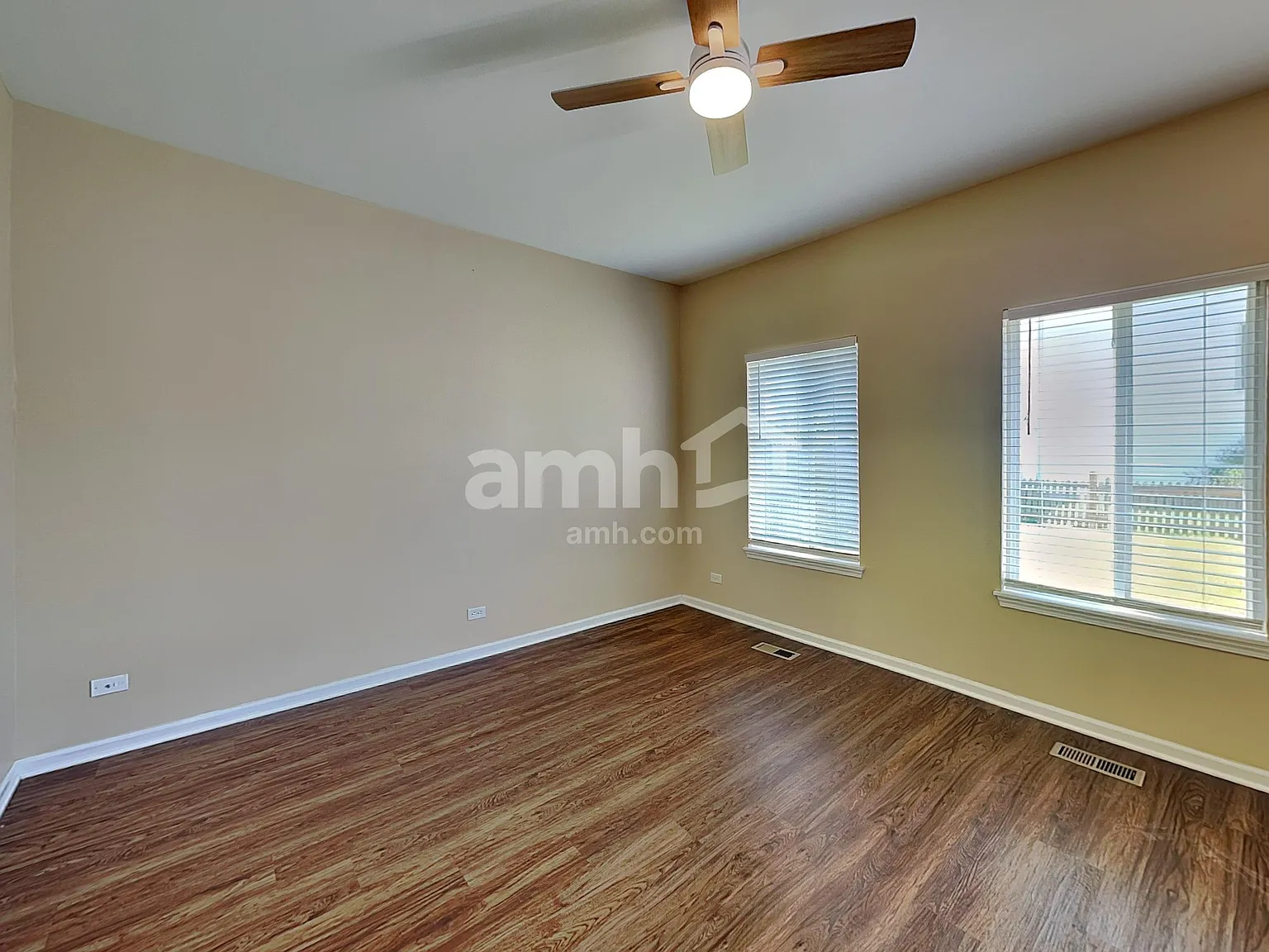 3 bed, 2.5 bath, 1624 sqft, $2,910 — Photo 4