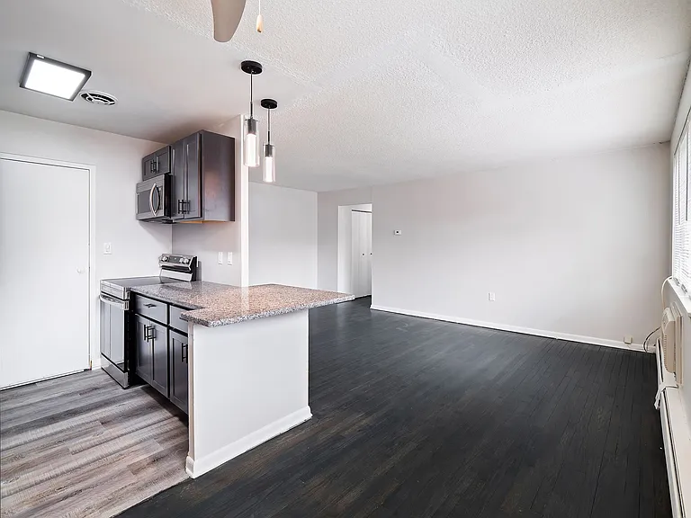 Coventry Mayfield Apartments — Photo 7
