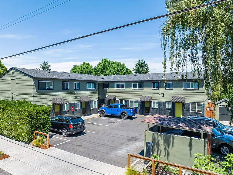 Pet Friendly! Mid-Century Modern with Condo finishes — Photo 8