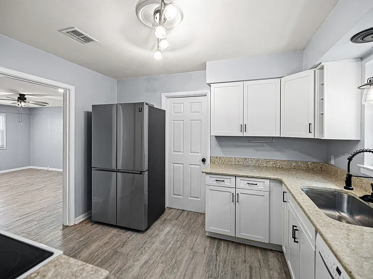 328 Plymouth Ave — Photo 13