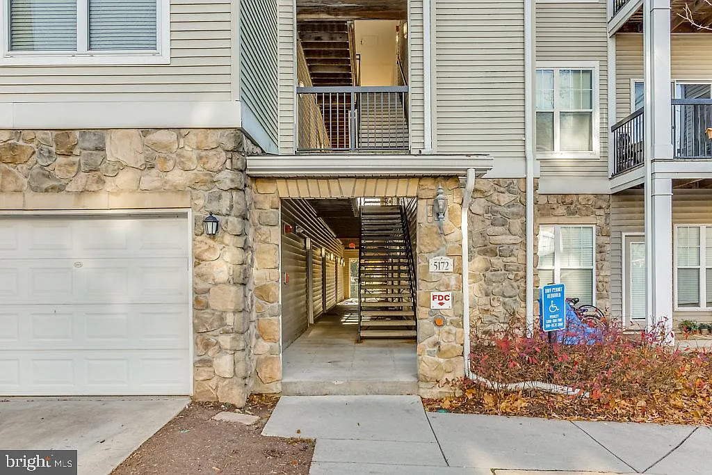 1 bed, 1.0 bath, 884 sqft, $2,050 — Photo 2