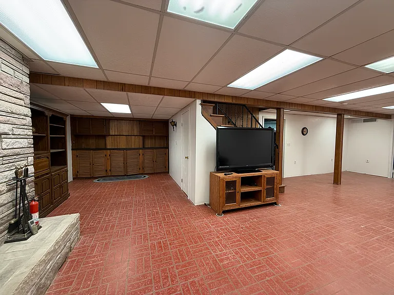 579 Colby St — Photo 39