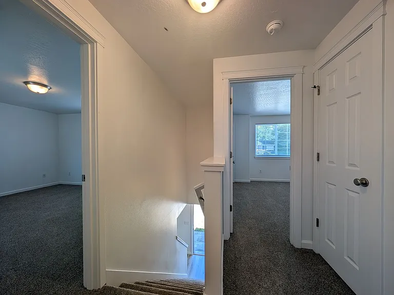 484 Helen St — Photo 15