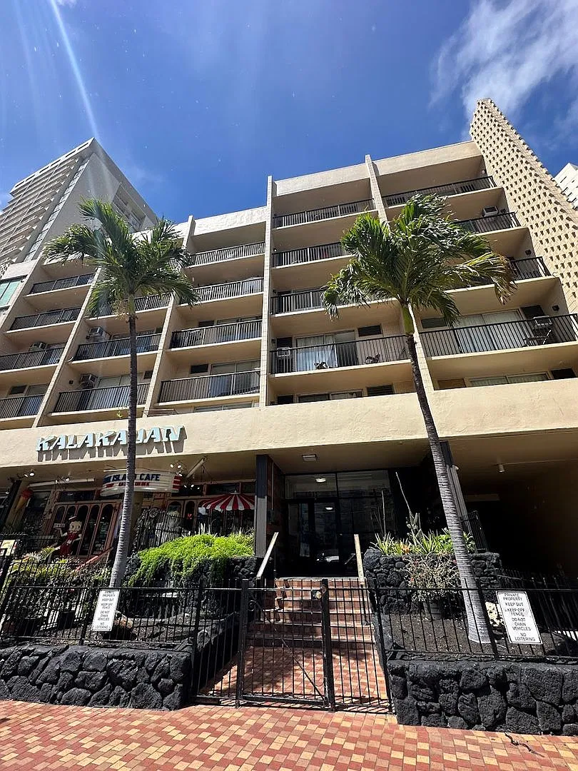 Kalakauan - Waikiki 1 bed, 1 ba condo w/ 1 covered parking stall, water & sewer incl with rents — Photo 1