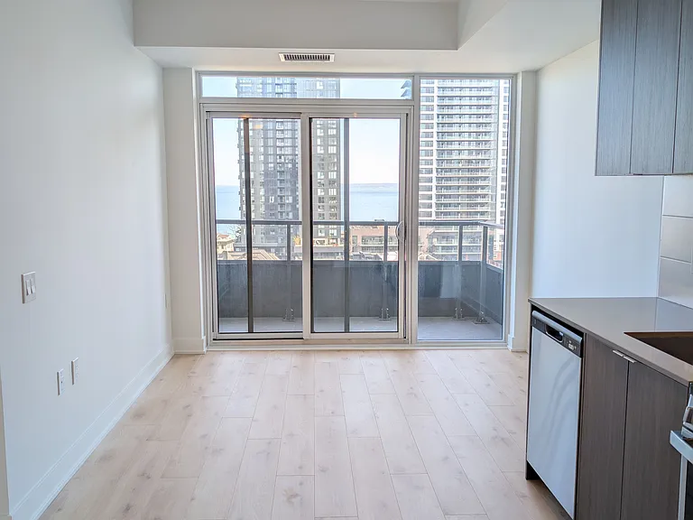 2088 James St #1007 — Photo 6