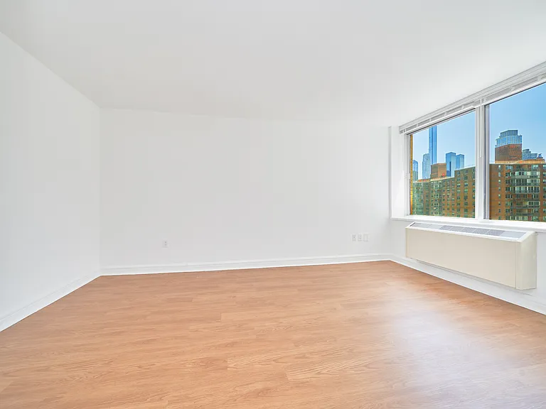 160 Riverside Blvd #12F — Photo 4