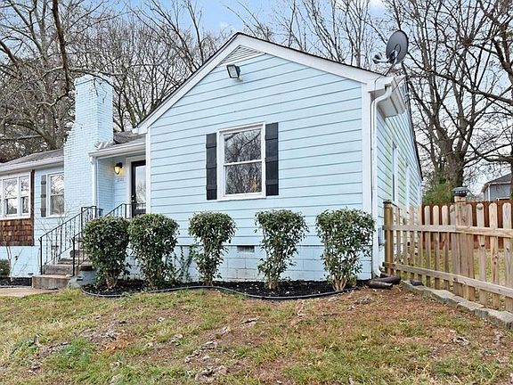 Charming bungalow in Boulevard Crossing Park!