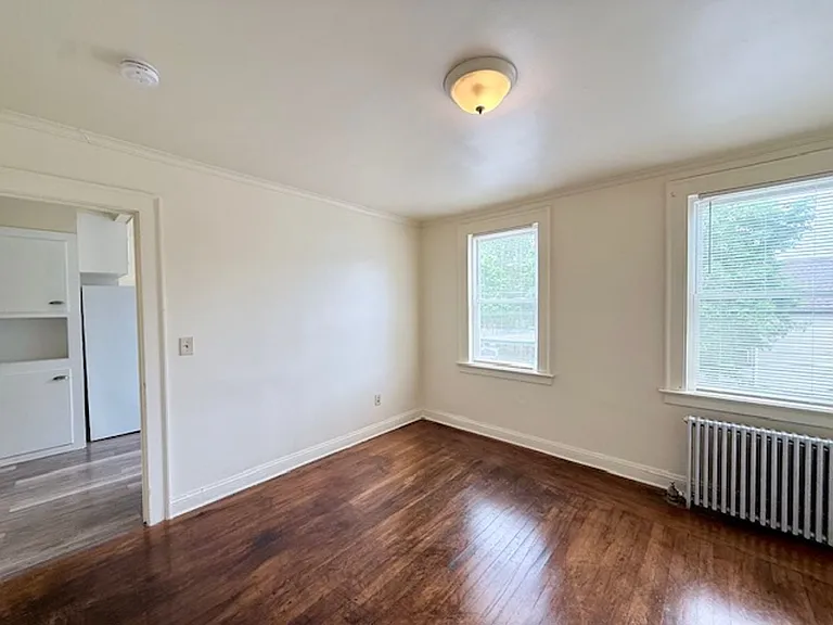 452-454 Thompson Ave — Photo 21